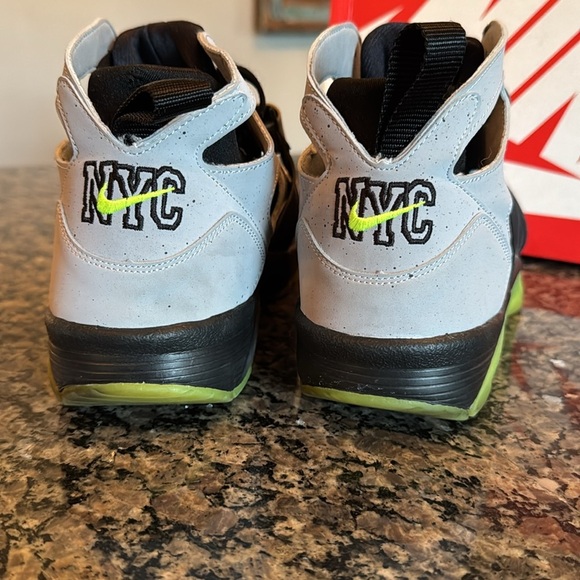 Nike air trainer huarache premium 647591 Shoes - Black and Yellow EUC 10.5 - Picture 8 of 16